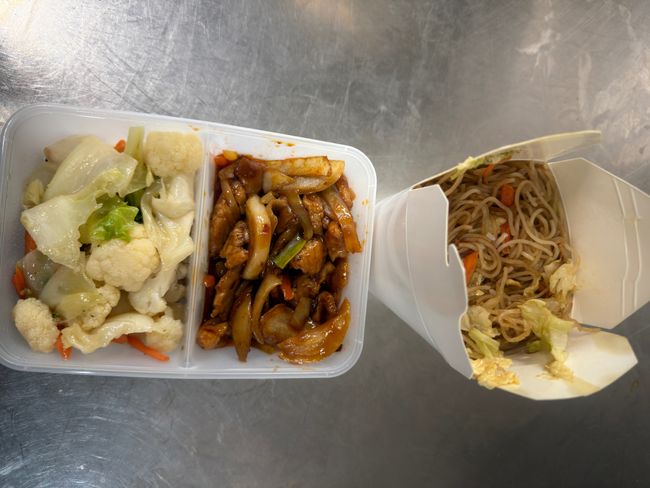 Wokad fläskfilé och wokade grönsaker med nudlar