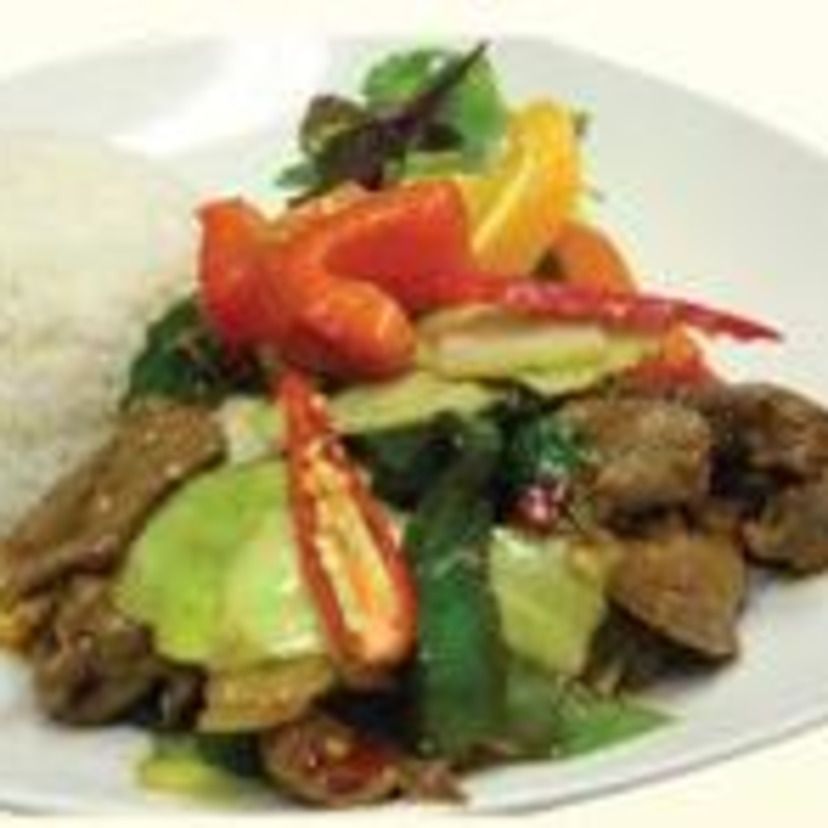 214: PAD PRICK KAENG: Wokade nötfars med rödcurry med bambuskott, chilli, lök, och blandade grönsaker. med ris