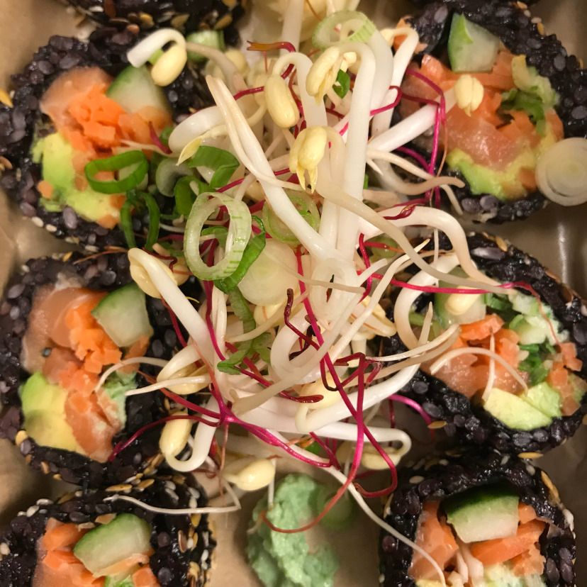 Sushi på svartris.