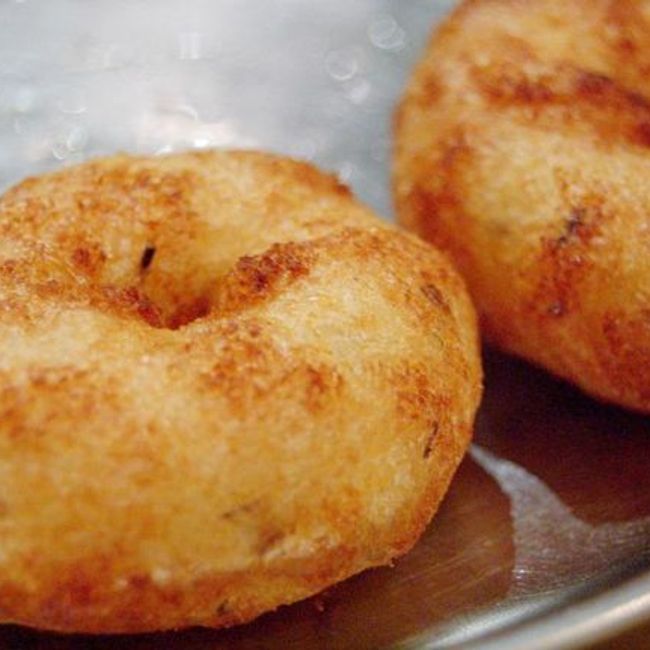 Medu Vadai (Indian Spicy Lentil Donuts)