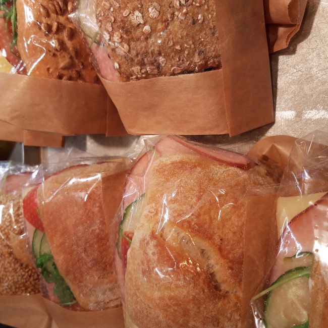 Ost-och skinkmacka med tomat, ruccola och gurka
